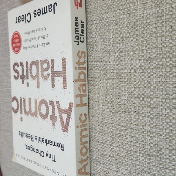 Atomic Habits by James Clear (English, Paperback) international bestseller - Picture 6 of 6